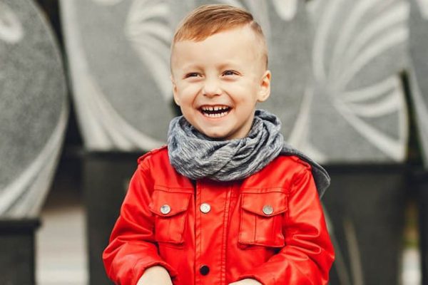 Сижу на вокзале, жду поезд, подбегает ко мне ребенок и просто плюет на кроссовки, я аж оторопел