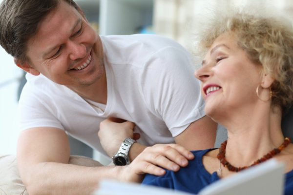 После ухода отца мама занемогла, ее согласилась приютить соседка, которую я пообещал щедро вознаградить