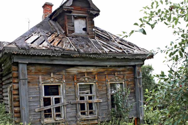 Дочка стала всё чаще задерживаться после уроков, потому я проследила за ней и увидела, как она заходит в заброшенный дом