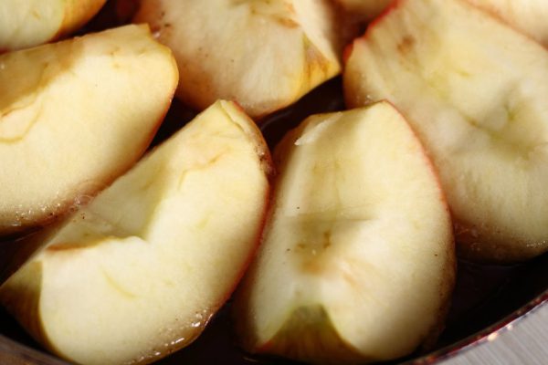 Пеку ароматную шарлотку с жареными яблоками, что получается воздушной и пышной, как пух