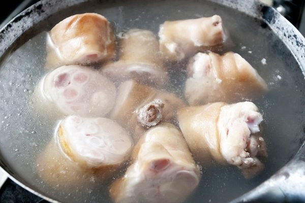 Варила холодец из свиных ножек, но тут в дверь позвонил папаша, 30 лет его не было