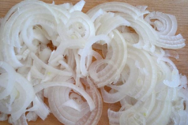 Репчатый лук, друзья, может быть зловредным: вот кому следует отказаться