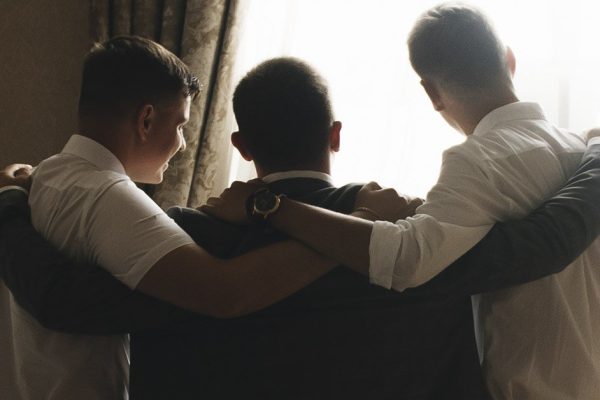 Четверо закадычных друзей пообещали другу другу встретиться снова через 20 лет, но на встречу пришли только трое