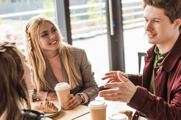 Почему «душа компании» рискует встретить одинокую бедную старость