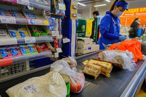 Покупая сахар в супермаркете, выискиваю продукт с желтоватым оттенком, ведь он слаще и полезнее