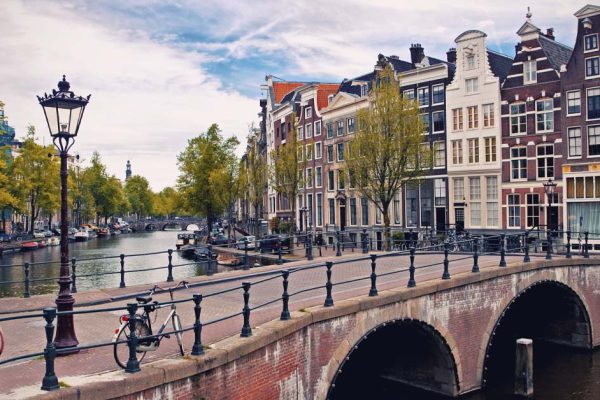 Подруга уехала жить в Нидерланды, впопыхах пытаюсь умчаться следом за ней, оцениваю плюсы и минусы