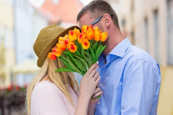 Недавно начала встречаться с мужчиной, который гораздо моложе меня, нас всё устраивает, но есть одна грустная деталь