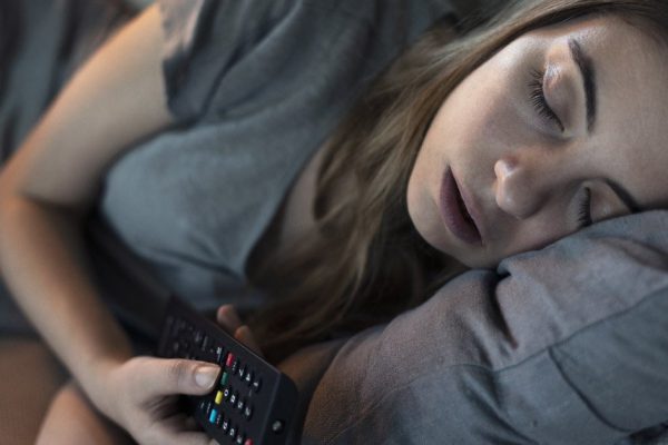 Почему засыпать перед телевизором — дурная затея