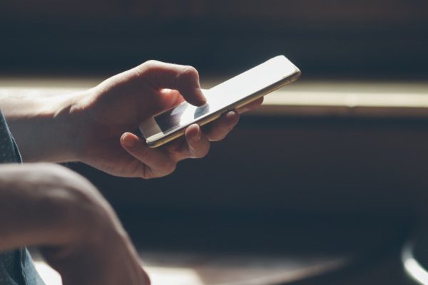 Увидев бесхозный сотовый на лавочке, красотка сразу поняла, чей он, но возвращать телефон не собиралась