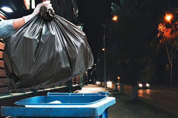 Почему не стоит выносить мусор вечером и какие могут быть последствия