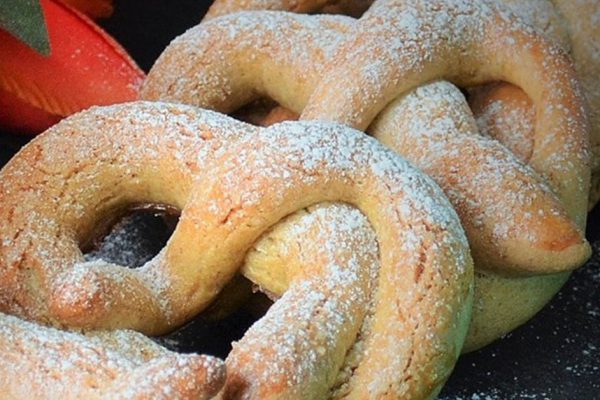 Приглашаю к столу отведать сметанные крендельки и наблюдаю, как гости забывают о проблемах