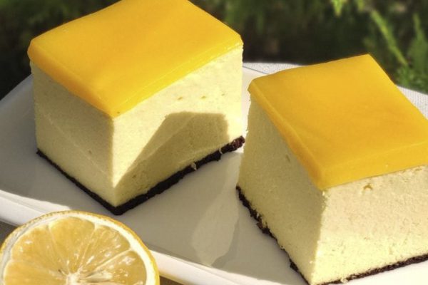 На Пасху, кроме куличей, пеку еще и сырник, но не обычный, а с лимонным курдом