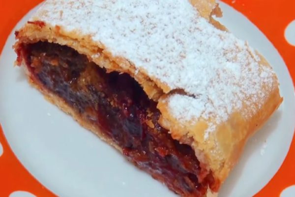 Подсмотрела у итальянского блогера рецепт штруделя со сливой, потчую душистой выпечкой родных