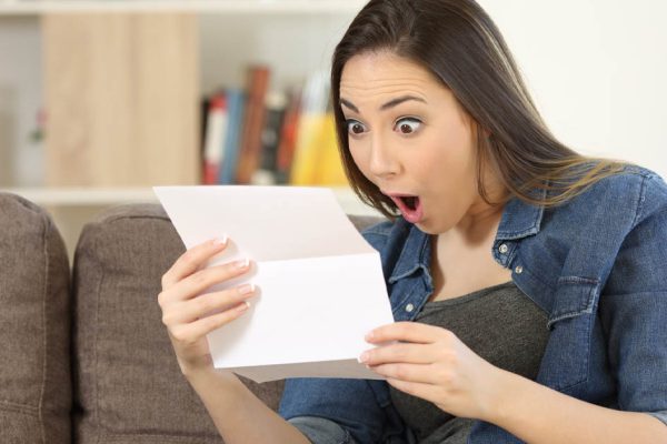 Во время уборки нашла какую-то незнакомую папку, когда открыла ее, поняла, что я не должна была видеть эти бумаги