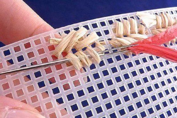 Она взяла пластиковую канву и целлофан и начала творить. Результат всех поразил!