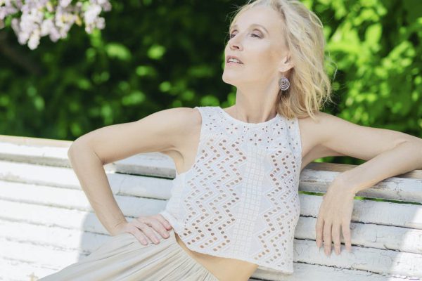 Какие юбки на женщинах после 40 нещадно критикует стилист Александр Рогов