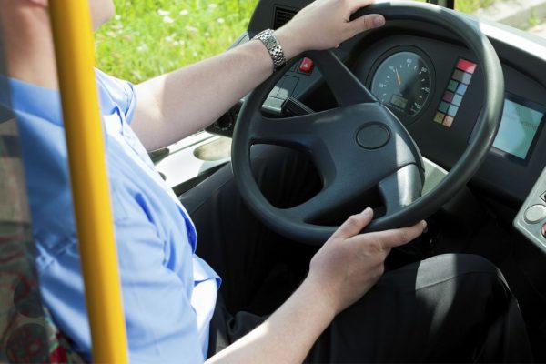 Водитель выгнал богатую женщину из автобуса на мороз, но вмешалась бедная старушка