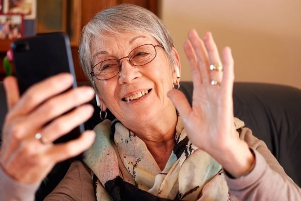 Муж вечно трындит со своей мамой по телефону, подумываю о разводе