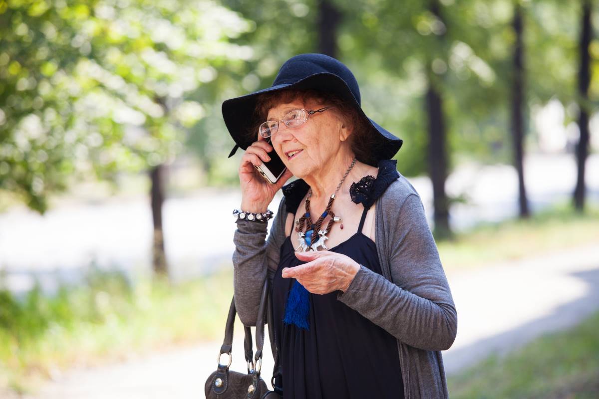 Grannies outdoors. Милая бабушка с телефоном. Бабушка с телефоном на улице. Бабушка с телефоном мес. Стоковые фото девушки бабушки женщины образно.