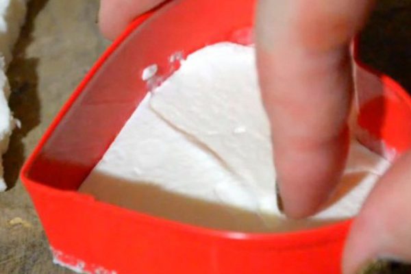 Она заморозила взбитые сливки и вырезала из них сердечки… Теперь я знаю, чем удивить любимого!