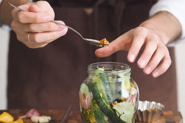 Взорвалось 10 банок с огурцами, всё из-за того, что я добавила по совету соседки этот лист