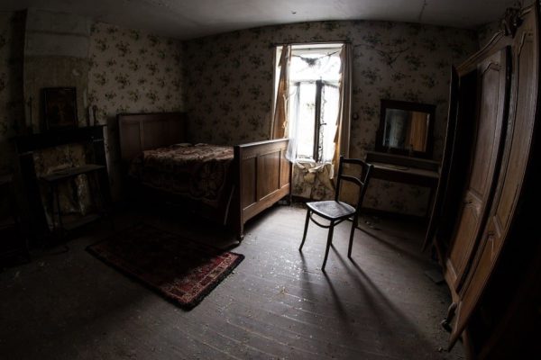 Иван не получил приглашение своего дедушки приехать на Рождество и забеспокоился, а когда вошел в дом, всё было покрыто слоем пыли