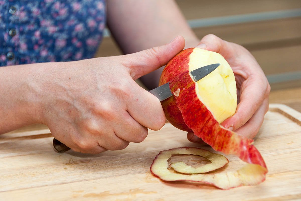 Запрещаю домашним выбрасывать яблочную кожуру, шкурки собираю, покажу, что делаю из них