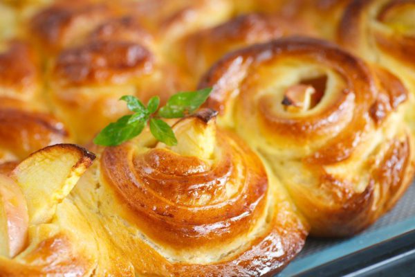 Зачем щедро заливать яблоки яйцами