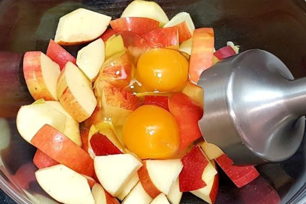 Взбиваю яйцо с яблоками в блендере, чтобы радовать супруга выпечкой на завтрак