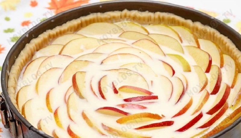 nádherné jablkový koláč s krémovou náplňou
