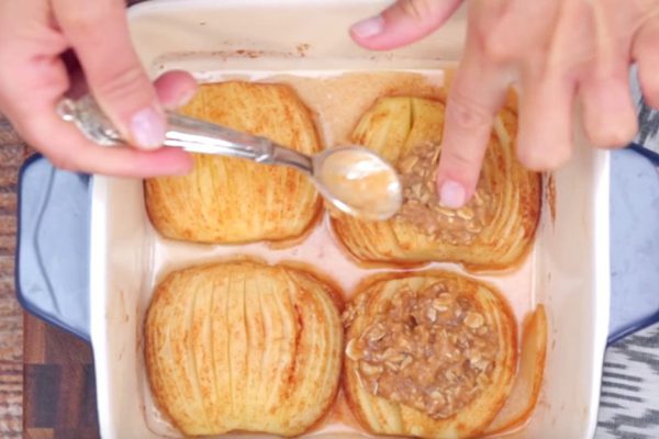 Запеченные яблоки с корицей и овсяными хлопьями. Отличный десерт на скорую руку…