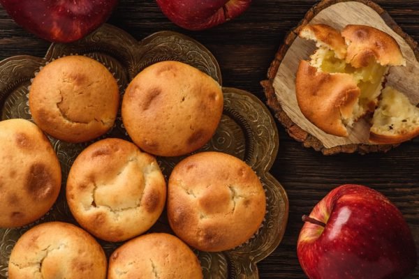 Из-за ароматных яблок в тесте гости могут устроить дебош, даже крошки уносят домой