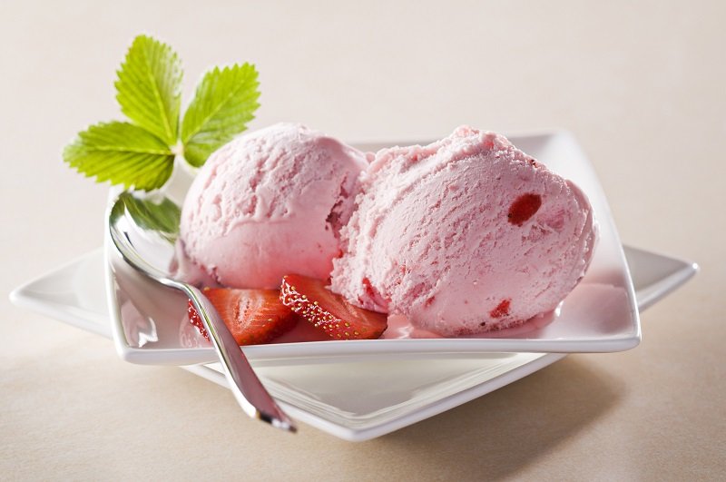 ягодное мороженое в стаканчике