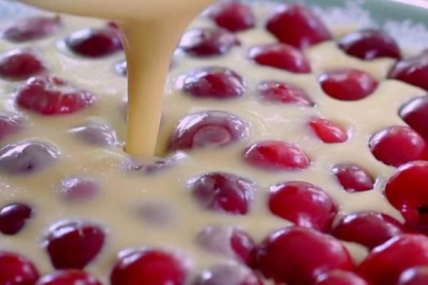 Заливаю любые ягоды шелковистым тестом, быстро получаю клафути, французский изысканный пирог