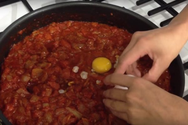 Зачем вбивать яйца в томатную пасту