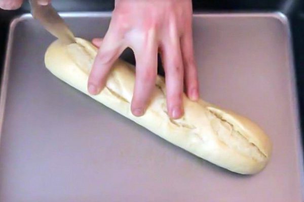 Он сделал в батоне 4 отверстия, чтобы одним махом приготовить улетный завтрак!