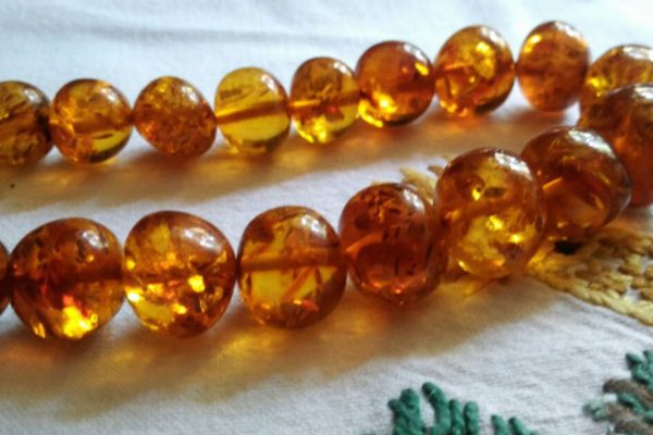 Зачем антиквары устраивают бега в поисках советских бус из янтаря