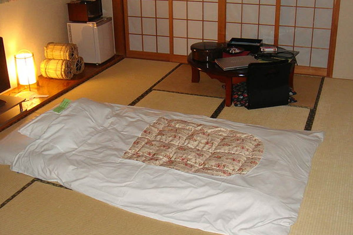 Что будет, если ты станешь спать на полу, словно мудрый японец спать, после, может, поверхности, просто, будет, удобно, традиции, достаточно, место, такой, который, чтобы, ровной, поспать, образом, нужно, матрас, появилась, японские