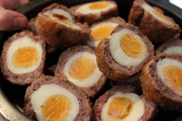 Яйца по-шотландски: легендарная закуска, которую хочется попробовать без промедления.