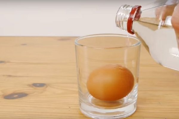 Он взял яйцо и залил его уксусом. Когда я услышал о причине, сразу сделал то же самое!