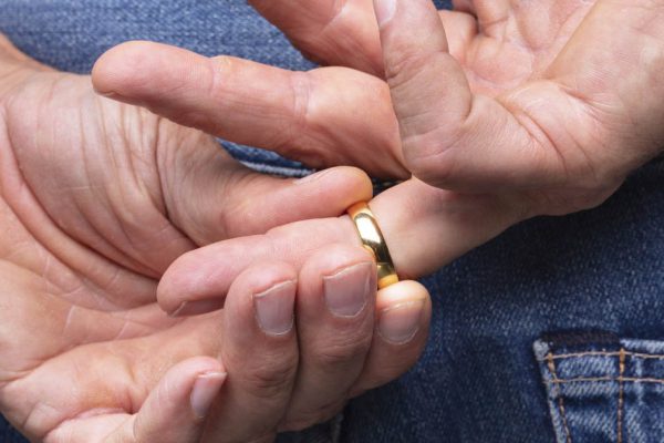 Причина, по которой женщин после 40 сильно тянет на женатиков