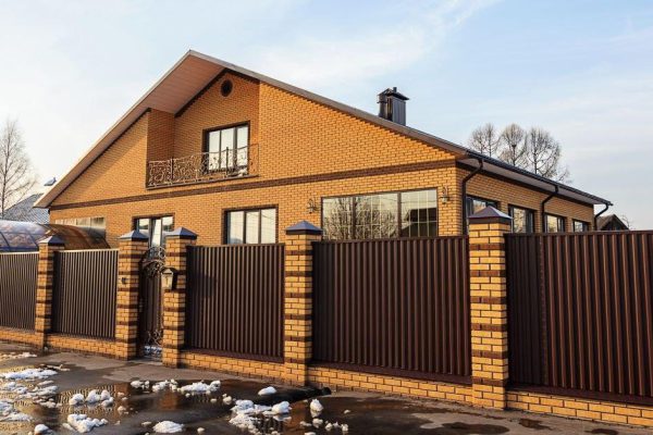 Стоит ли делать забор из профнастила