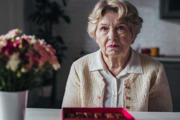 Дети преподнесли на день рождения только три помятых розочки и коробку конфет, не думала, что так их воспитала