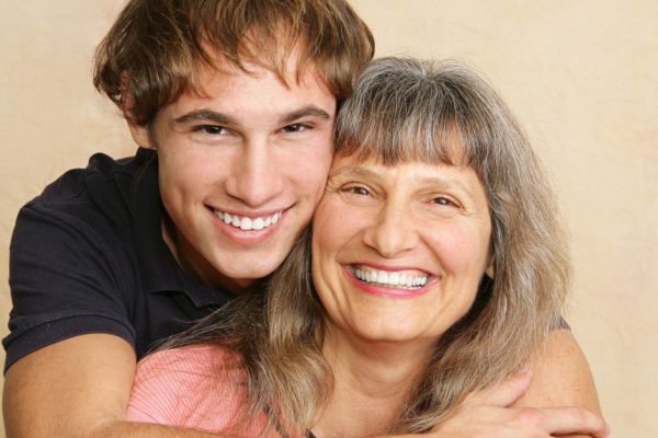 Зачем сын наряжает пожилую маму, как королеву, угощая самыми дорогими продуктами