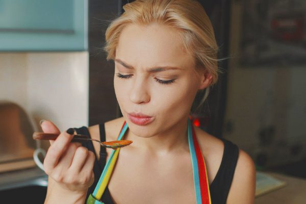 Вера приучила мужа к тому, что без нее он даже еду не разогревает