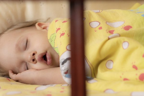 Во сколько надобно укладывать ребенка спать и нужен ли младенцу строгий постельный режим