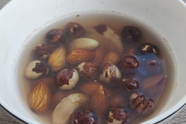 Для чего умудренные опытом хозяйки замачивают орехи не меньше чем на 6 часов