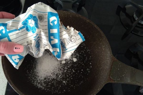 Насыпаю соль на сковороду, чтобы избавиться от негативного влияния окружающих