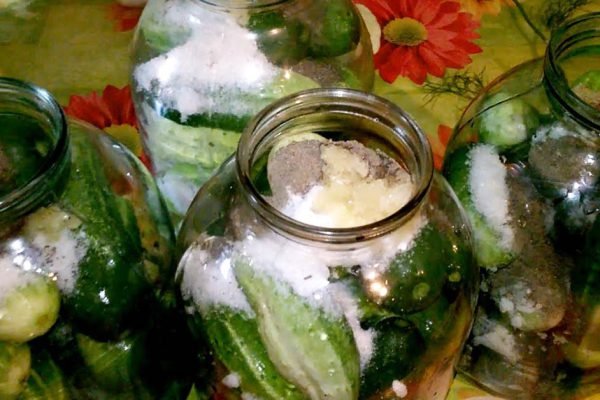 Хозяюшки, если вы еще не успели заквасить огурцы «под снегом», то спешу напомнить вам рецепт