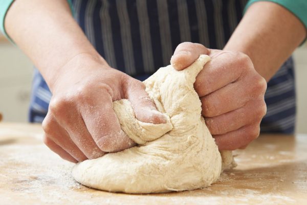 Супруг обожает на завтрак свежеиспеченные булочки, заготавливаю тесто сразу на 7 дней